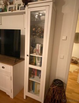 HEMNES VITRÍNA MOŘIDLO... - 2