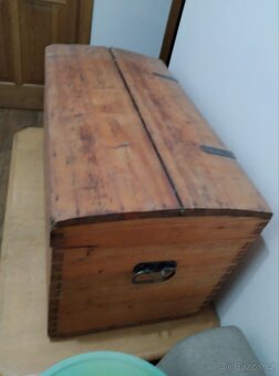 trampolína, dřevěné truhly - 2