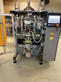 vertikální plnicí/uzavírací stroj - 2