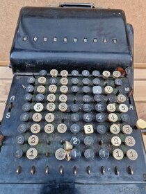 stará mechanická kalkulačka - 2