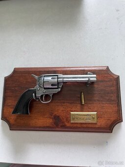 Replika revolver dekorace - 2