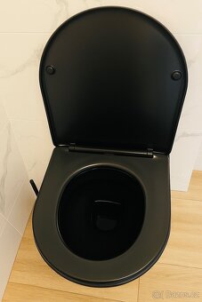 Černá záchodová mísa značky REA - 2