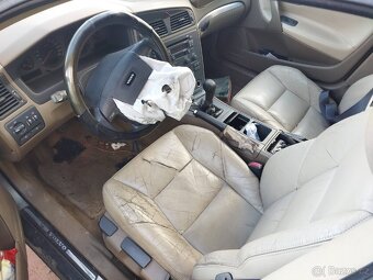 Prodám díly z vozu Volvo V70, 2.5 D5 120Kw, manuál - 2