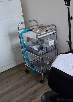 Pojízdný kosmetický stolek - 2