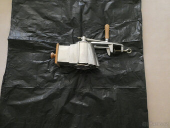 Ruční mlýnek na strouhání - 2