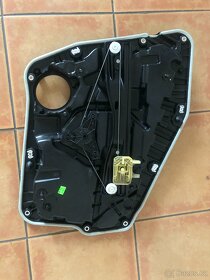 BMW X4 G02 M Paket – díly z levých zadních dveří - 2