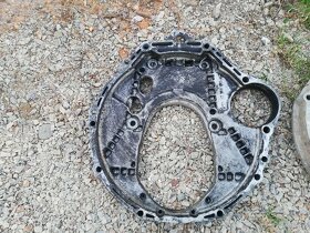 Mezikus mezi motorem a převodovkou Mercedes W123. - 2