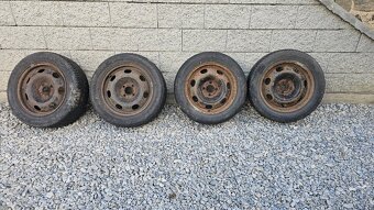 Prodám 4 ks  zimní  pneu MICHELIN  215/55 R16 a plech disky - 2