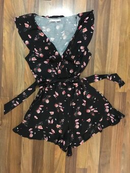 Květinový kraťasový overal, vel S/M, Pull and bear - 2