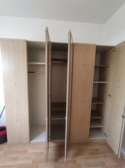 Velká šatní skříň se zrcadlem - 2
