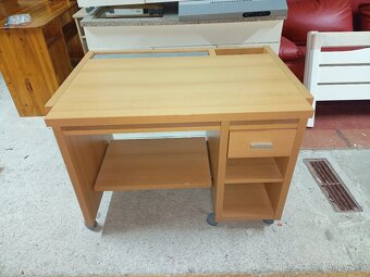 Prodám hezký PC stůl.š-96,v-76,h-69 cm - 2