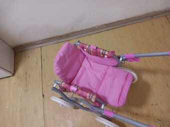 Růžový kočárek na panenku s nastavitelnou rukojeti - 2