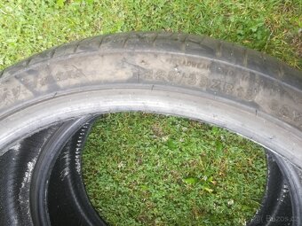 225/35R19 - 2