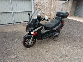 Piaggio xevo 125 Cz doklady v ceně Černý 2 s kufrem - 2
