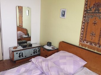 Ložnicový set z masivu 60. léta - 2