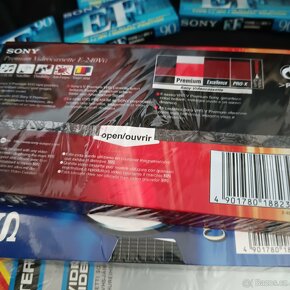 VHS 3 x plus 4 x MC Sony ,nepoužité ,cena za vše. - 2