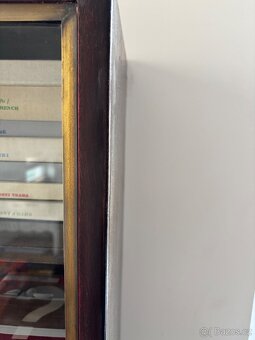 Knihovna tmavý masiv lemován měděnou lištou - 2