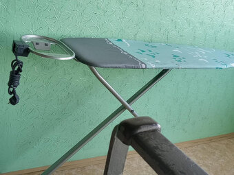 NOVÉ velké žehlící prkno VILEDA se zásuvkou - 2