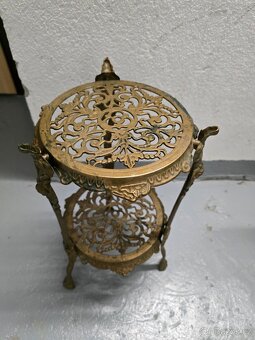 KRASNA STAROŽITNÝ MOSAZNY KVĚTINOVÝ STOLEK - 2