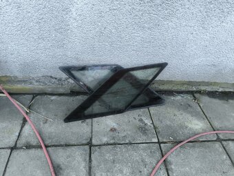 Zadní boční okna škoda Forman - 2