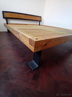 Masivní postel 200x200cm + rošty - 2