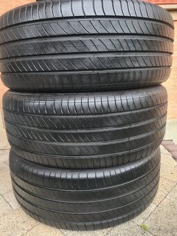 235/50/19 - 2