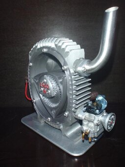 Velký (výška 25cm) výukový model Wankelova motoru - 2