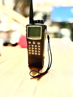 Profesionální širokopásmový přijímač AOR AR-8200 - 2