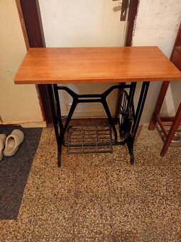Stolek s deskou - 2