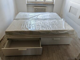 Postel Ikea Brimnes 180x200 včetně nových matrací - 2