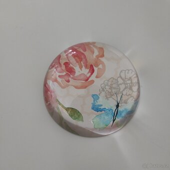 Skleněné těžítko - květiny, motýl - 2