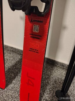 Lyže juniorské Atomic Redster 150cm a hůlky - 2
