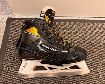 BRANKÁŘSKÉ BRUSLE BAUER SUPREME 3S PRO vel. 39/5 EE - 2