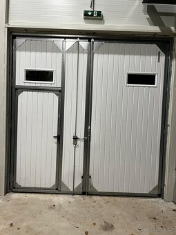 Dvoukřídlá gar. vrata s prosklením - 2