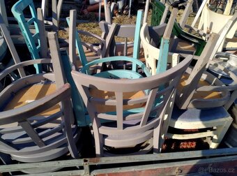 staré židle, skříňka, výlezák - 2