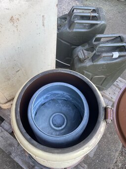 Staré věci po úklidu . - 2