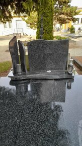 Pomník s náhrobní deskou na dvojhrob - 2