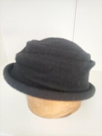 dámský černý teplý klobouček - 2