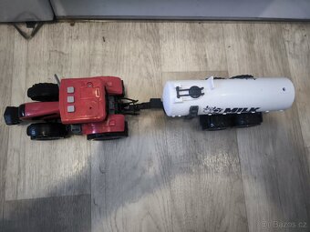 Traktor s cisternou na mléko - 2