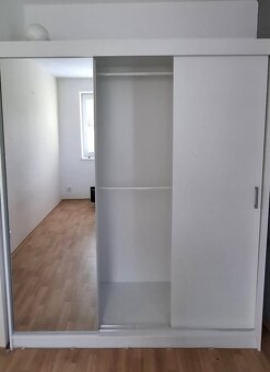 Skříň s posuvnými dveřmi - 2