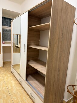 Dřevěná šatní skříň se zrcadlem - 2