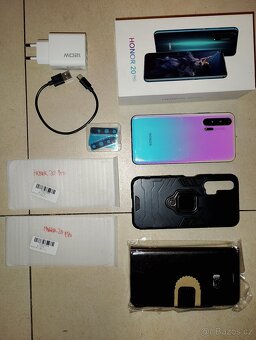 fotomobil Honor 20 Pro s příslušenstvím - 2