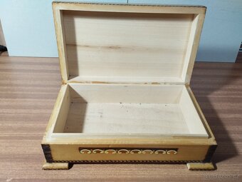 Dřevěná šperkovnice + bižuterie - 2