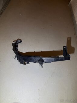 Bmw e90 spodní držák xenonu - 2
