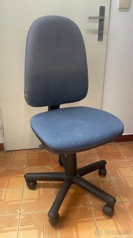 Modrá kolečková kancelářská židle. - 2