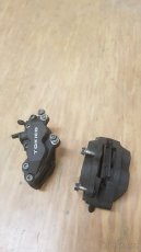 Přední brzdové třmeny na Suzuki Gsx-R 600 K1-K3 - 2
