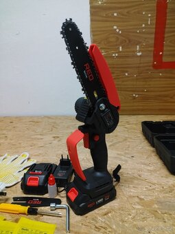 Akumulátorová řetězová pila 4" a 6" 21V +2x bat. - 2