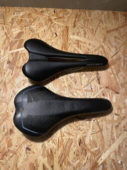 Mix komponentů (představec, řídítka, dvě sedla..) - 2