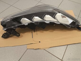 Přední světlo Toyota Corolla Cross - 2