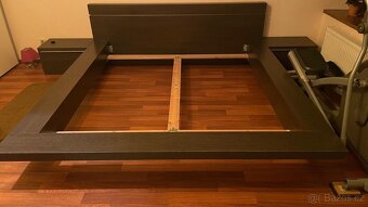 Postel s matraci a nocni stolky. Minimalne pouzivana. - 2